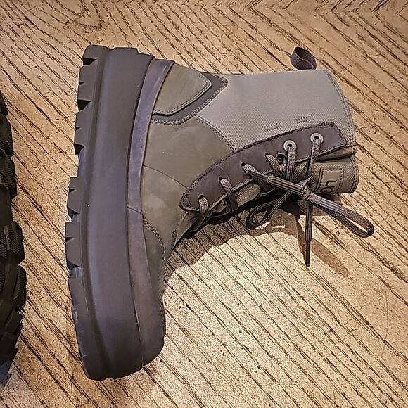 The UGG Lug sneakers boots size 7 NWOT moss green - Picture 4 of 11